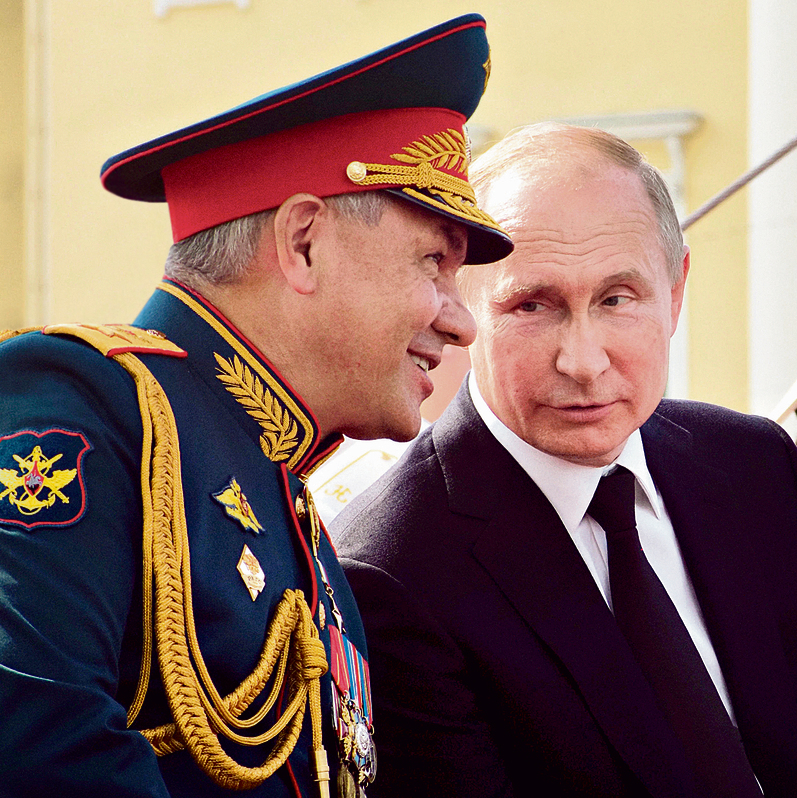 פוטין עם שר ההגנה הרוסי | צילום: רויטרס