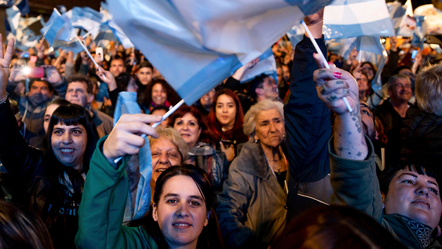 ארגנטינה תומכי אלברטו פרננדס מועמד בחירות נשיאות (צילום: AP)