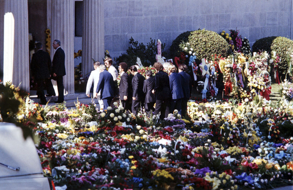 ארונו של פרסלי מובא אל בית הקברות פורסט היל בממפיס, 18 באוגוסט 1977. אחד ממשתתפי ההלוויה שלא הוזמן אליה נעשה שחקן ידוע (צילום: AP)