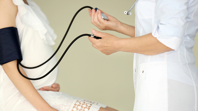 לחץ דם גבוה עלול להעיד על רעלת הריון (צילום: shutterstock)