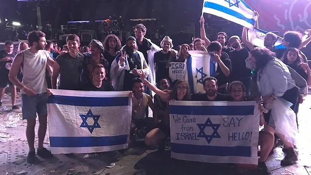 קבוצת המעריצים הישראליים של פו פייטרס בפסטיבל זיגט (צילום: לידור בק)