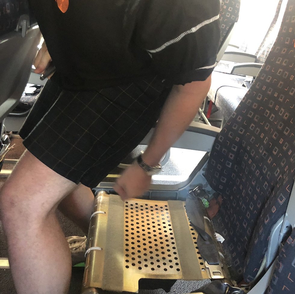 מושב ללא כרית במטוס איזיג'ט (Twitter / @Calfreezy)