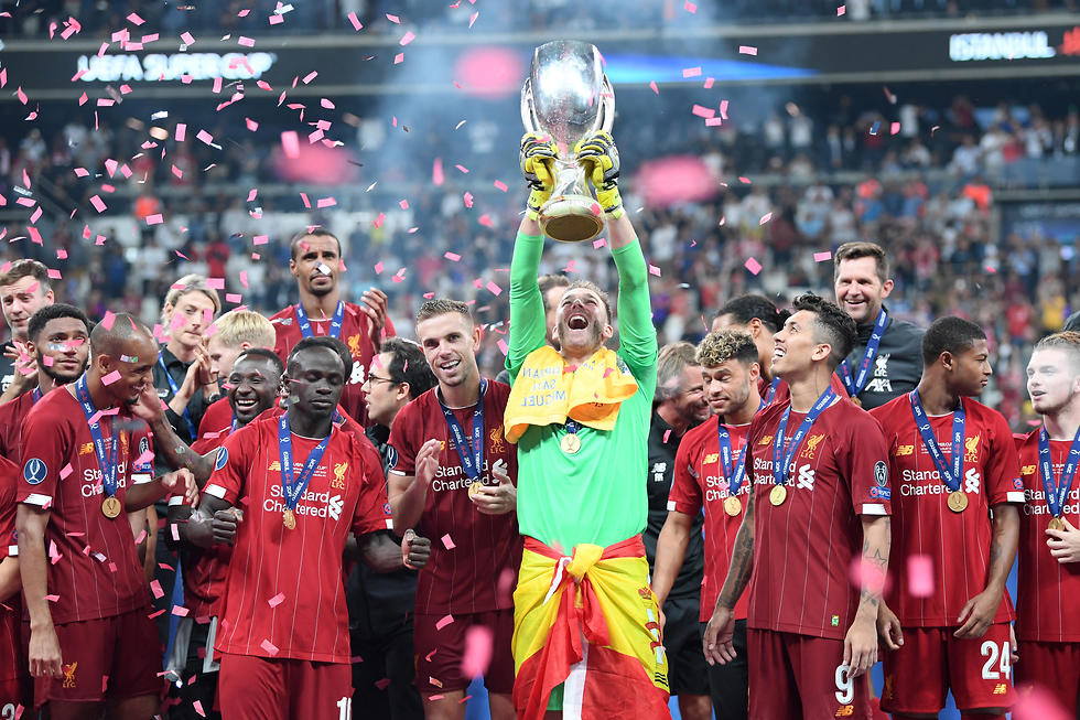 ליברפול מניפה את גביע הסופרקאפ האירופי (צילום: getty images)