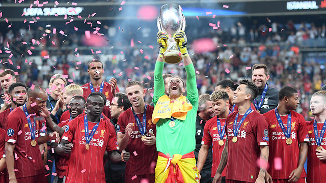 ליברפול מניפה את גביע הסופרקאפ האירופי (צילום: getty images)