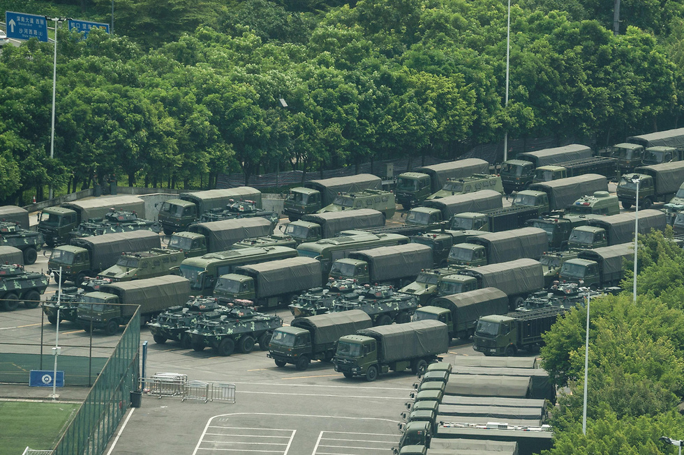 צבא סין נערך בשנזן לקראת כניסה להונג קונג (צילום: AFP)