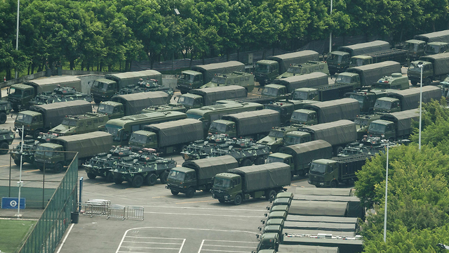 צבא סין נערך בשנזן לקראת כניסה להונג קונג (צילום: AFP)