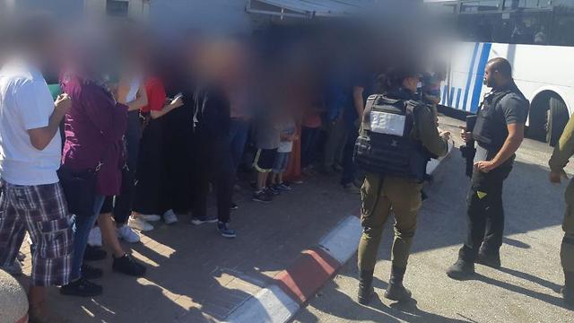  אוטובוס ובו תושבי רמאללה נעצר בדרך לחוף בישראל (צילום: דוברות המשטרה)
