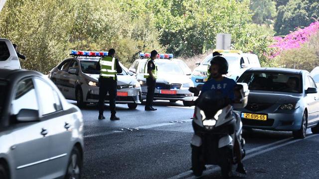 משאית פגעה בגשר אלוף שדה (צילום: דוברות משטרת ישראל)