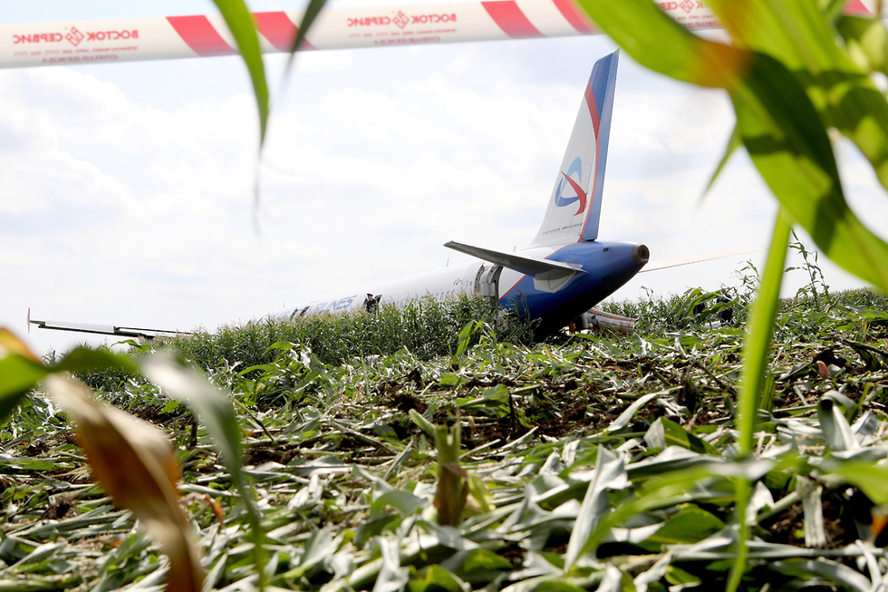 מטוס איירבוס A321 אורל איירליינס נחיתת חירום ליד מוסקבה רוסיה (צילום: רויטרס)
