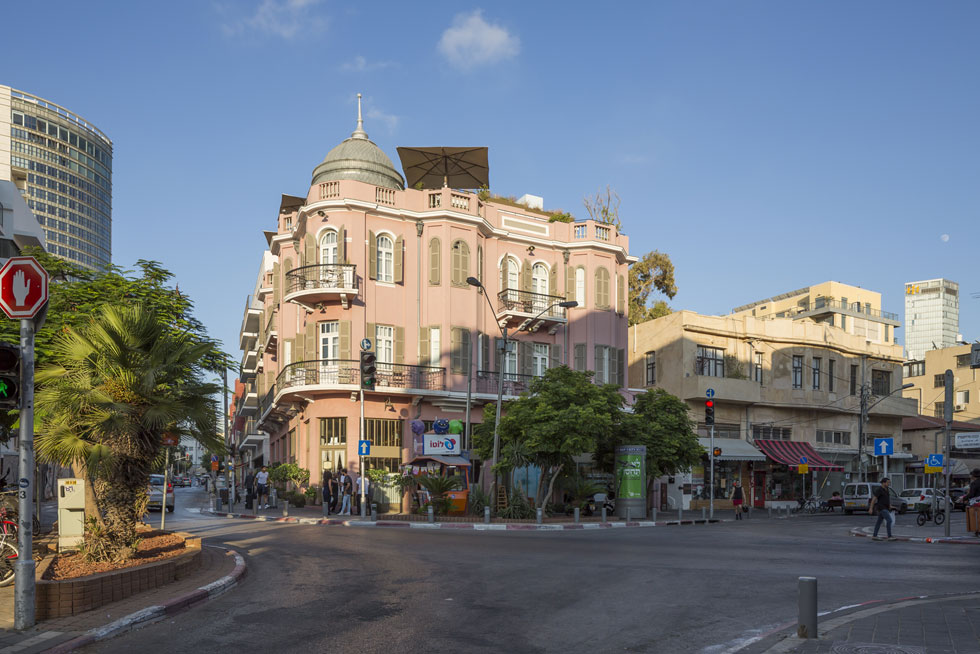 רבים מהמבנים של מגידוביץ' תוכננו במפגשי רחובות, והוא השכיל לנצל את המיקום כדי להבליט את הפרויקטים. כזה הוא גם מלון ''נורדוי'', בקרן הרחובות נחלת בנימין וגרוזנברג (צילום: אביתר הרשטיק)