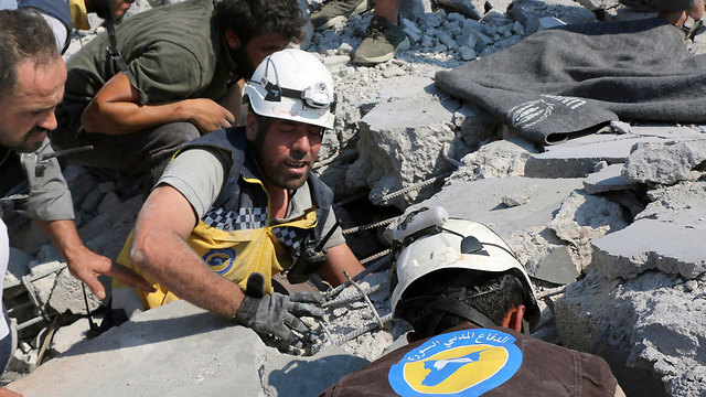 סוריה הפצצה דיר א-שרקי מחוז אידליב אמא ו 7 ילדים נהרגו (צילום: AP)