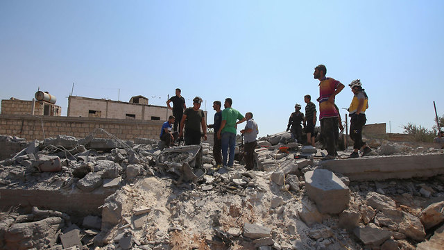 סוריה הפצצה דיר א-שרקי מחוז אידליב אמא ו 7 ילדים נהרגו (צילום: AFP)
