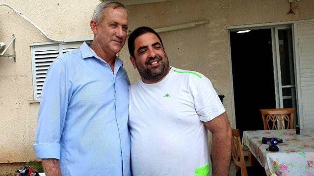 Benny Gantz with Sderot resident (Photo: Roee Idan)