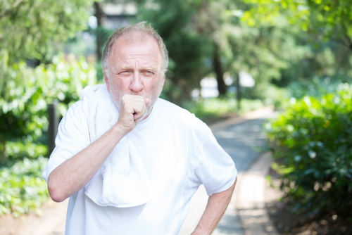 Одышка и кашель - характерные симптомы COPD. Фото: shutterstock