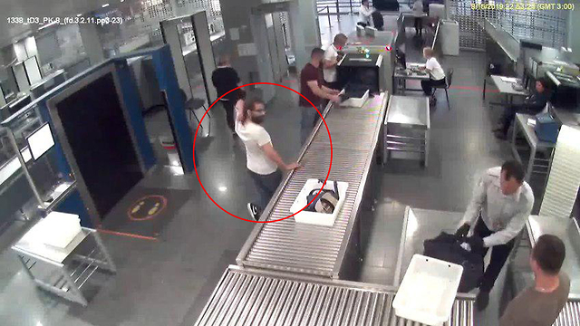 מוס דב סילבר נמלט מהשוטרים בשדה התעופה בקייב ()