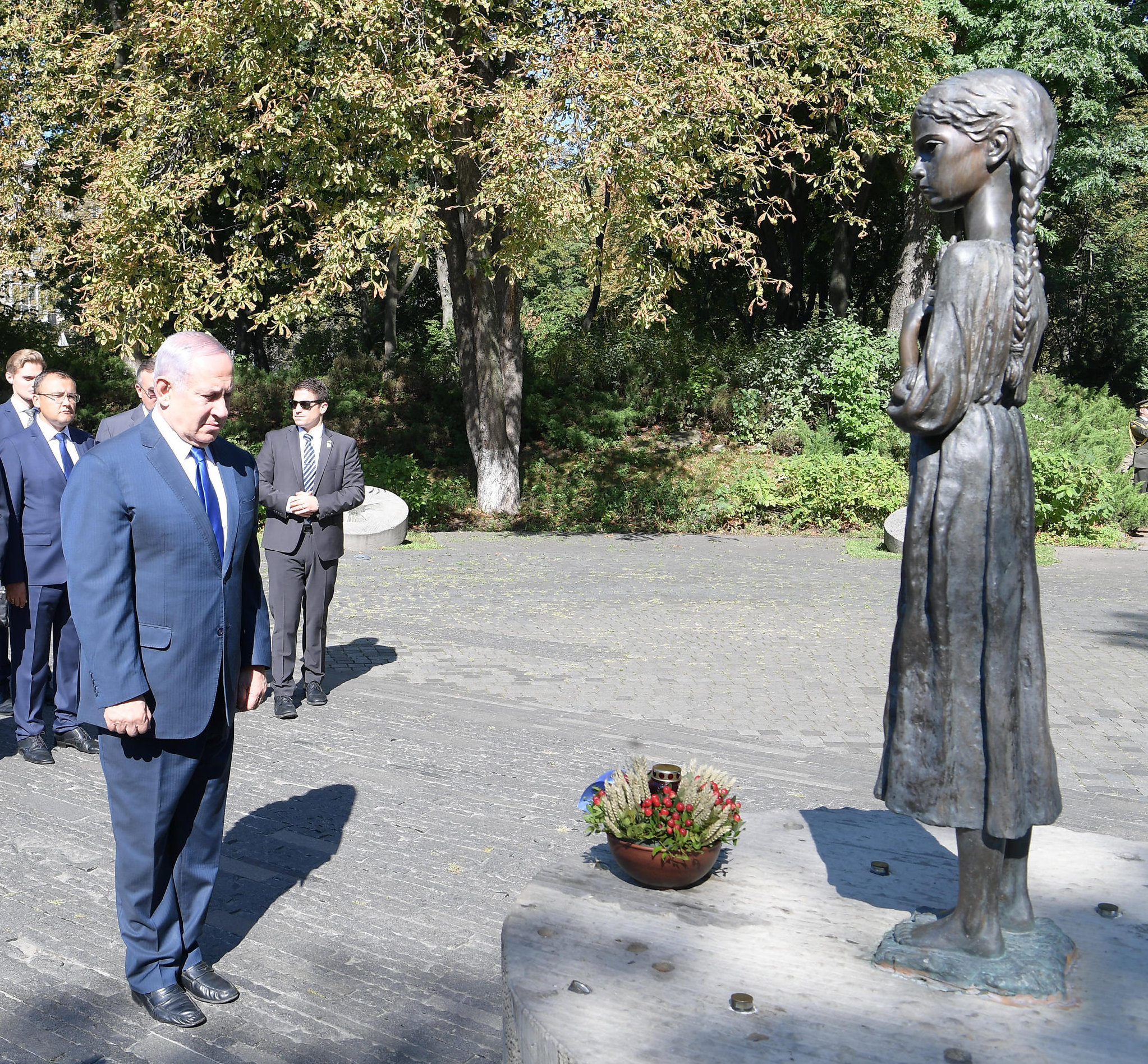 Нетаниягу возлагает венок к памятникам жертвам Голодомора в Киеве. Фото: Амос Бен-Гершом (ЛААМ)