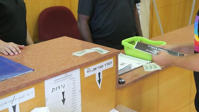 בעקבות תחקיר ynet וידיעות : מגיעים אנשים לזרוק מעטפות על משרד הבריאות בתל אביב (צילום: מוטי קמחי)