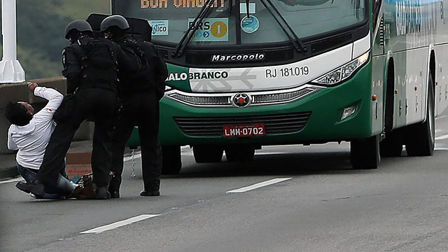 ברזיל חטיפה בני ערובה אוטובוס ריו דה ז'ניירו (צילום: EPA)