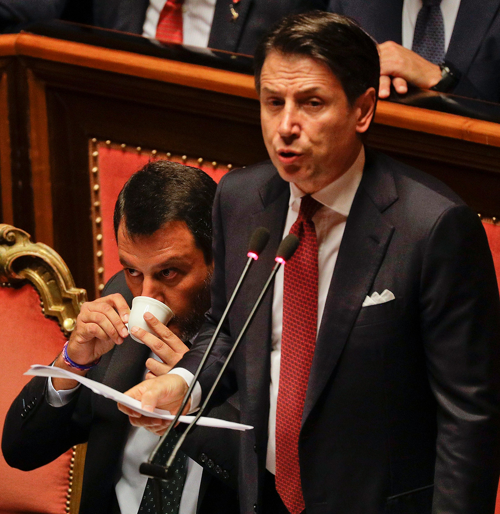 ראש ממשלת איטליה ג'וזפה קונטה מודיע על התפטרות לצד מתיאו סלביני בסנאט  (צילום: AP)