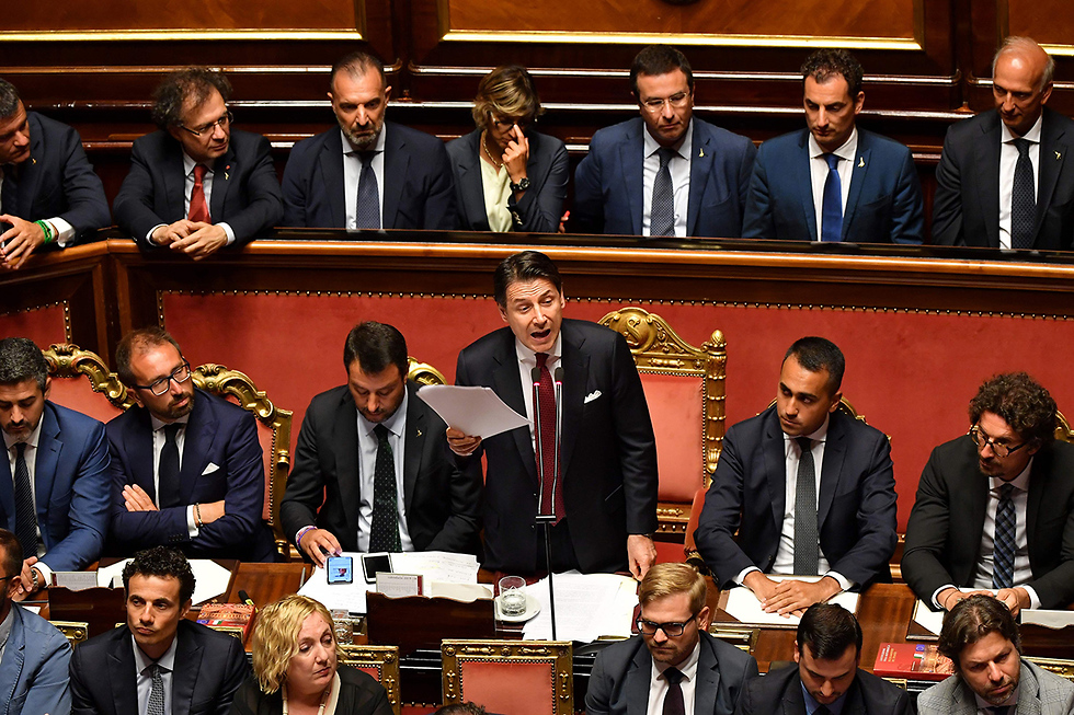 ראש ממשלת איטליה ג'וזפה קונטה מודיע על התפטרות לצד מתיאו סלביני בסנאט  (צילום: AFP)