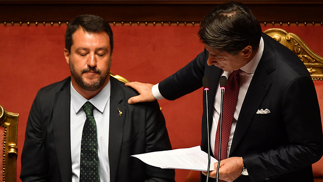 ראש ממשלת איטליה ג'וזפה קונטה מודיע על התפטרות לצד מתיאו סלביני בסנאט  (צילום: AFP)