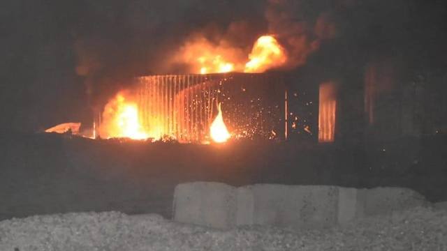 Пожар на складе с оружием в Ираке после атаки с воздуха (архив)