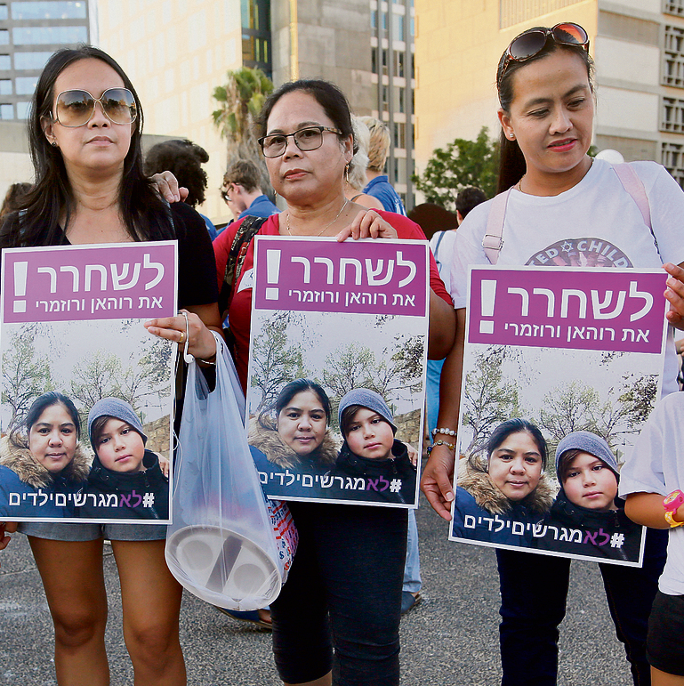 מפגינים בתל־אביב לפני כשבועיים למען ביטול הגירוש של רוז ורוהן. "אמא תמיד הייתה חוששת. 'אל תהיה בחוץ יותר מדי זמן, שלא תראה אותך משטרה'" | צילום: AFP
