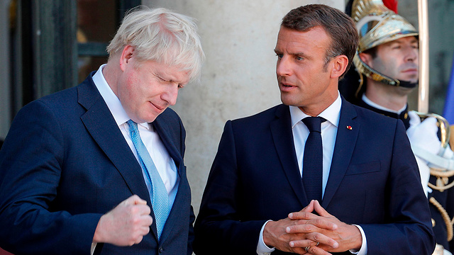 ראש ממשלת בריטניה בוריס ג'ונסון והנשיא עמנואל מקרון ב ארמון האליזה צרפת (צילום: AFP)