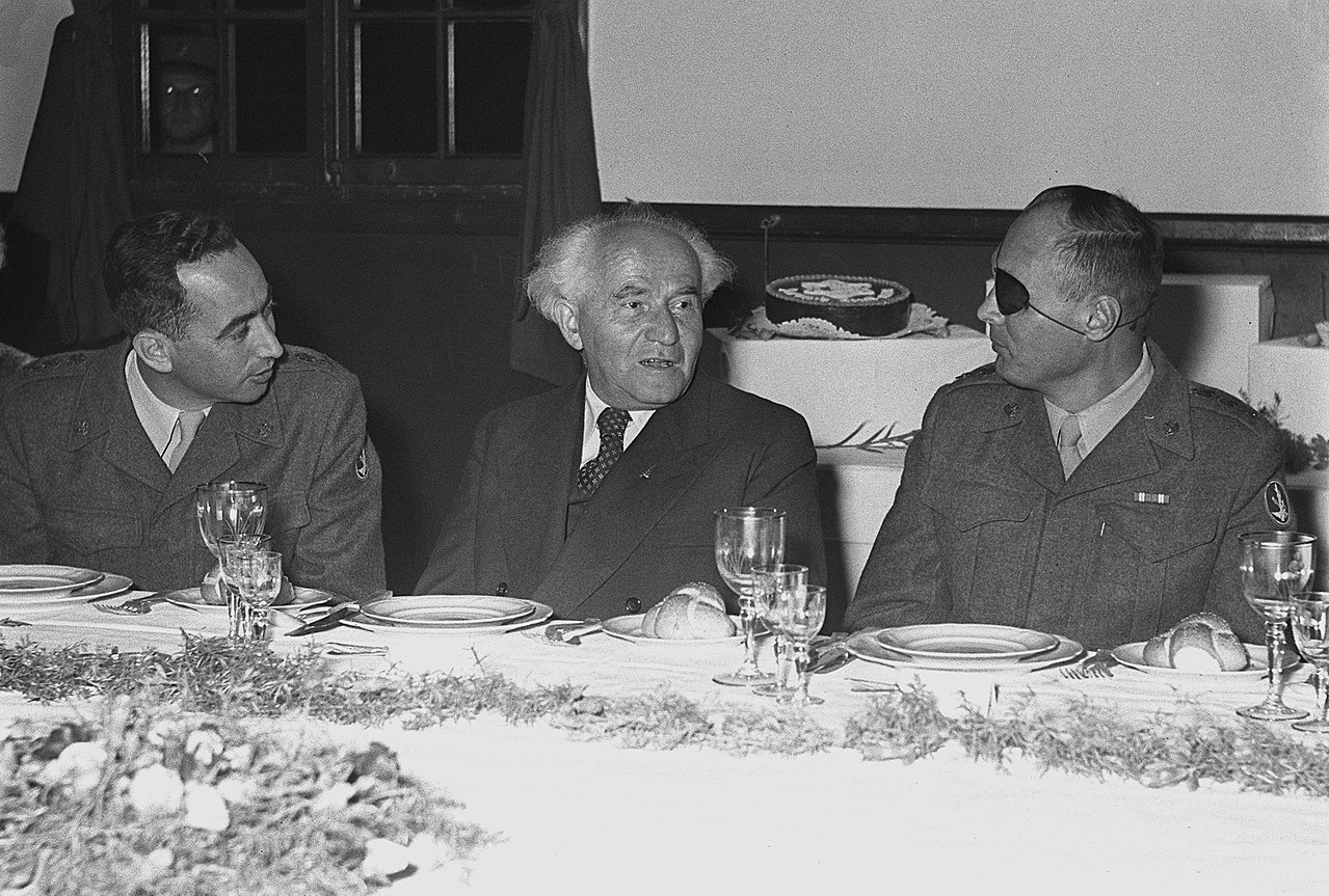 Слева направо: Мордехай Маклеф, Давид Бен-Гурион, Моше Даян. Фото из Википедии