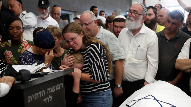 The family of 17-year-old terror victim Rina Shnerb at her funeral in Lod (צילום: רויטרס)