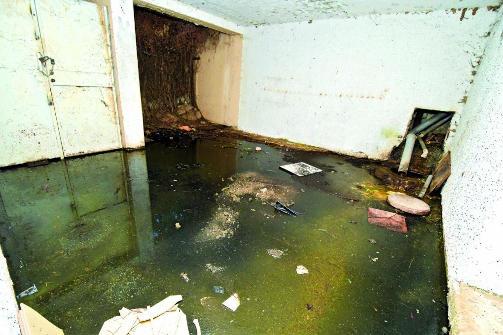 Сточные воды в помещении у бомбоубежища. Фото: Нахум Сегаль