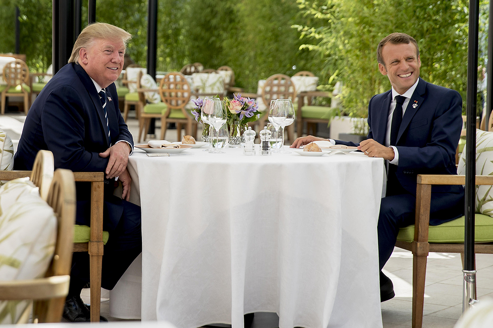 פסגת G7 ביאריץ צרפת דונלד טראמפ עם עמנואל מקרון (צילום: AP)
