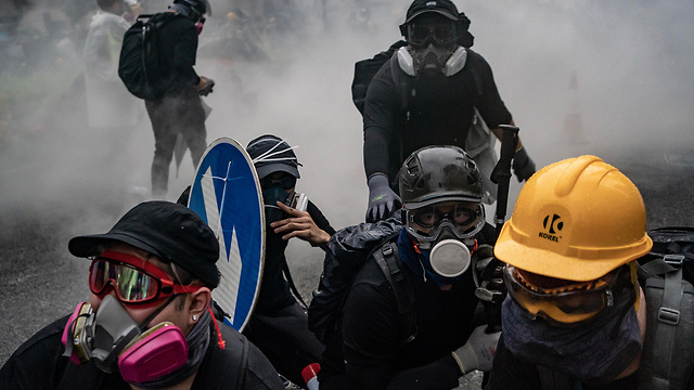 הונג קונג עימותים מפגינים שוטרים  (צילום: gettyimages)