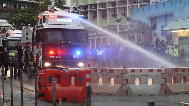 הונג קונג עימותים מפגינים שוטרים זרנוקי מים  (צילום: EPA)