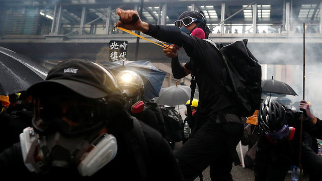 הונג קונג עימותים מפגינים שוטרים רוגטקה (צילום: רויטרס)