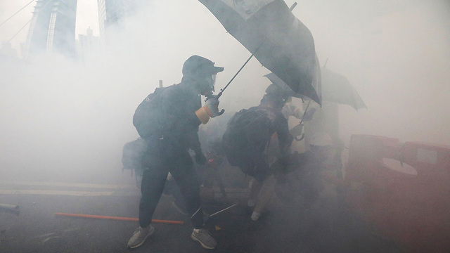 הונג קונג עימותים מפגינים שוטרים  (צילום: רויטרס)
