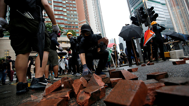 הונג קונג עימותים מפגינים שוטרים אבנים ל יידוי  (צילום: רויטרס)