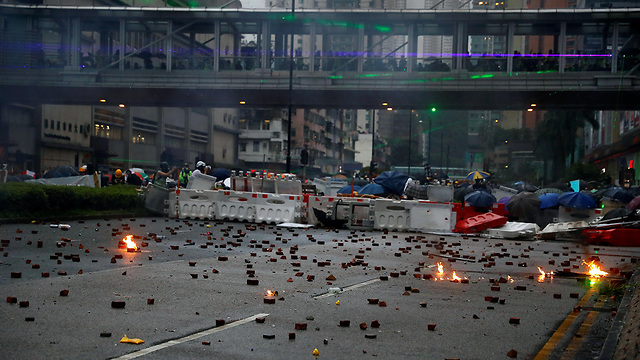 הונג קונג עימותים מפגינים שוטרים אבנים  (צילום: רויטרס)