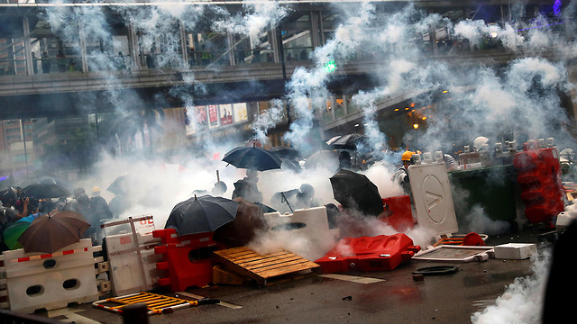 הונג קונג עימותים מפגינים שוטרים מחסומים שהקימו המפגינים  (צילום: רויטרס)