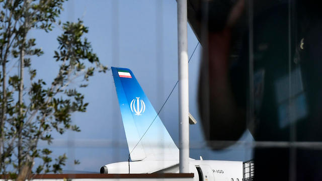 מטוס המשלחת האיראנית נוחת בצרפת (צילום: AFP)