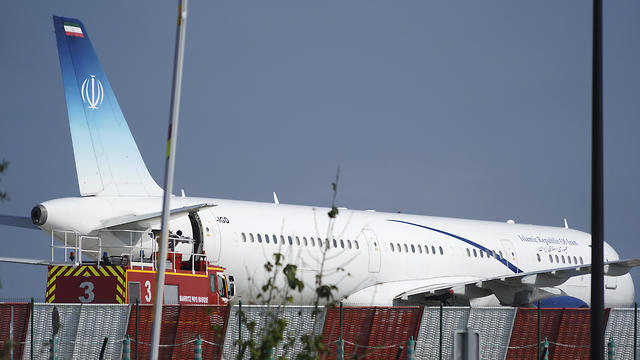 מטוס המשלחת האיראנית נוחת בצרפת (צילום: AP)