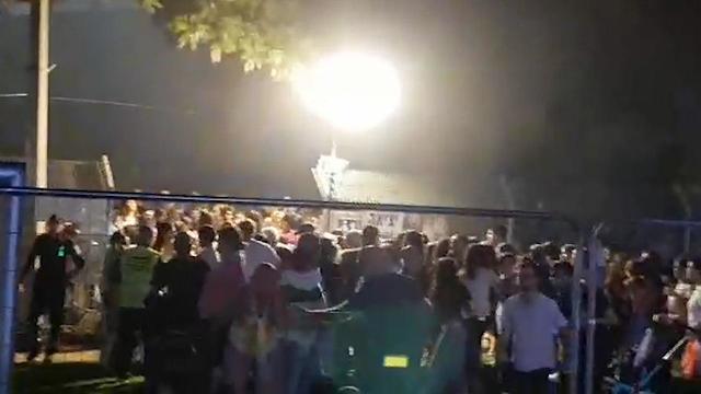 הקהל במנוסה בפסטיבל לייב בשדרות לאחר אזעקות צבע אדום  ()