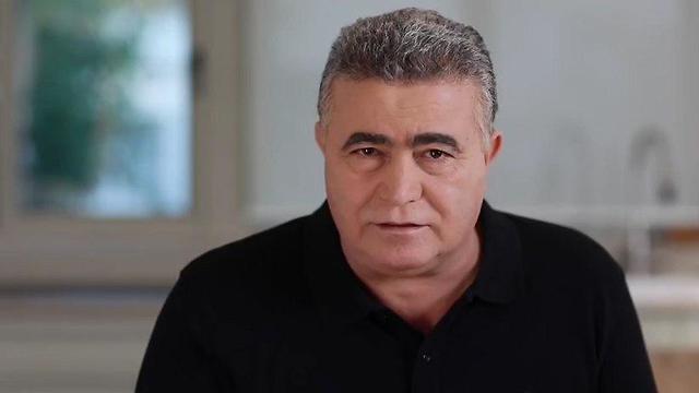 Amir Peretz sporting a new look (Photo: Labor-Gesher campaign)