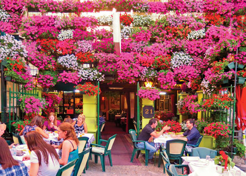 מוזיקה שמחה ברקע. מסעדה במדרחוב סקדרליה  (צילום: poludziber / Shutterstock)