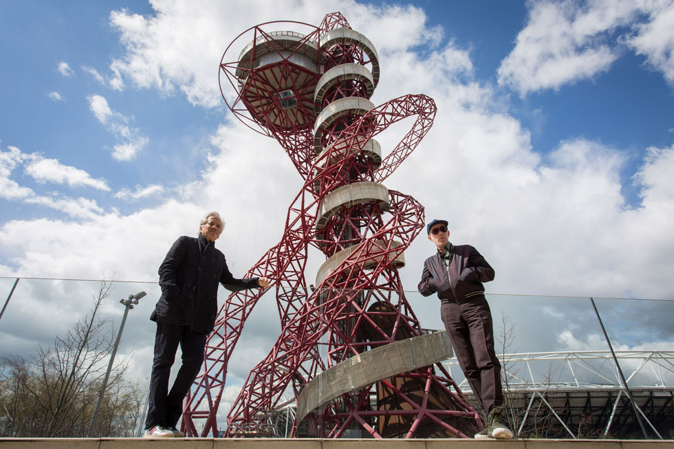 אניש קפור (משמאל) וססיל בלמונד, היוצרים המוערכים של ה''אורביט'' בפארק האולימפי בלונדון. החיוכים נמוגו (צילום: Rob Stothard/GettyimagesIL)
