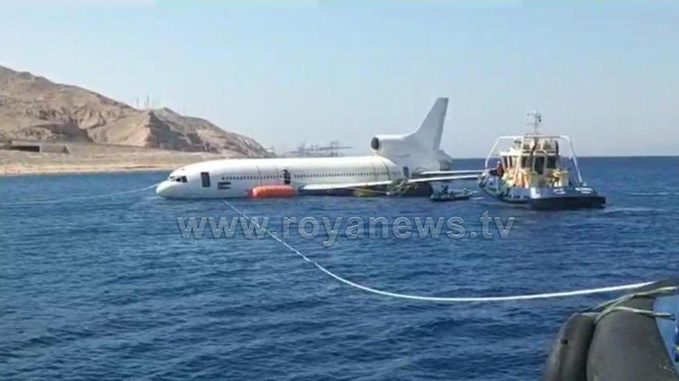 המטוס לפני הטבעתו מול חופי עקבה (מתוך עמוד הטוויטר: Royanews.TV)