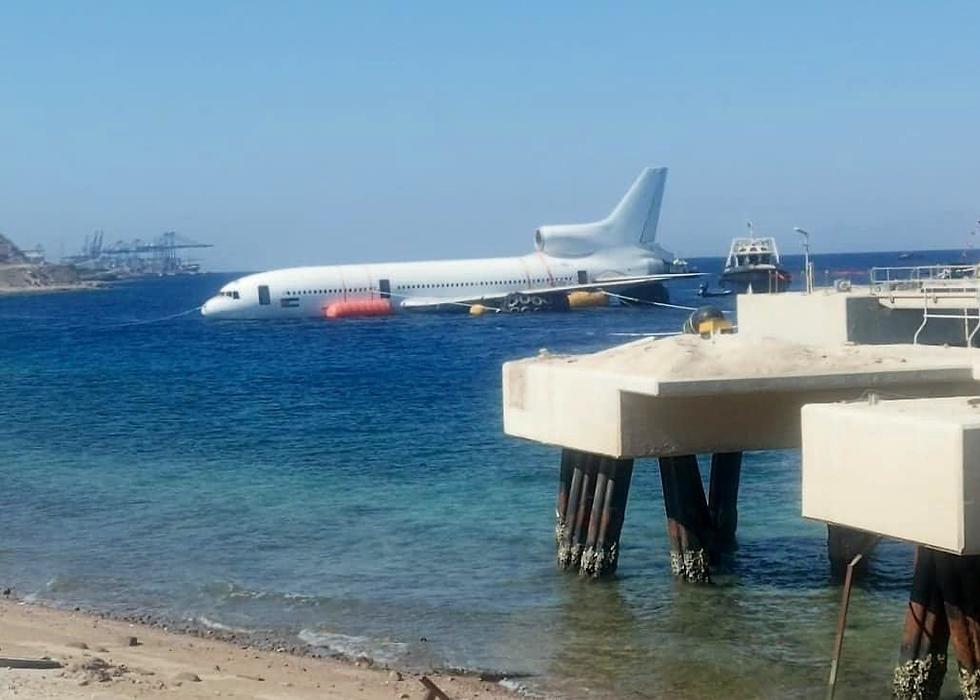 המטוס לפני הטבעתו מול חופי עקבה (מתוך עמוד הטוויטר: Jordan.TV)