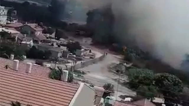 Fire rages in Beit Shemesh (Photo: Beit Shemesh Story)