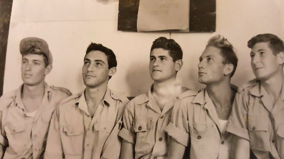 החייל שבתאי גולדמן (משמאל) עם חברים מחיל האוויר, 1956. "כל פיסת עיתון שיש בה משהו היסטורי, מעניינת אותי" (צילום אלבום פרטי)