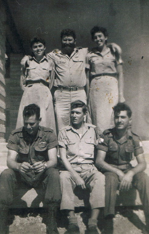 גל און (מלפנים, במרכז) עם חברים מהצבא, 1956. "היסטוריה היא נושא מרתק" (צילום אלבום פרטי)
